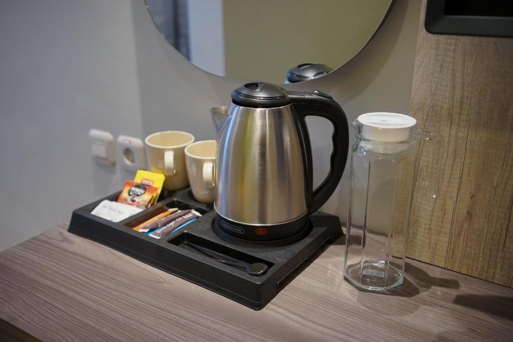 Příslušenství pro přípravu čaje a kávy v ubytování Key Inn Hotel Bogor