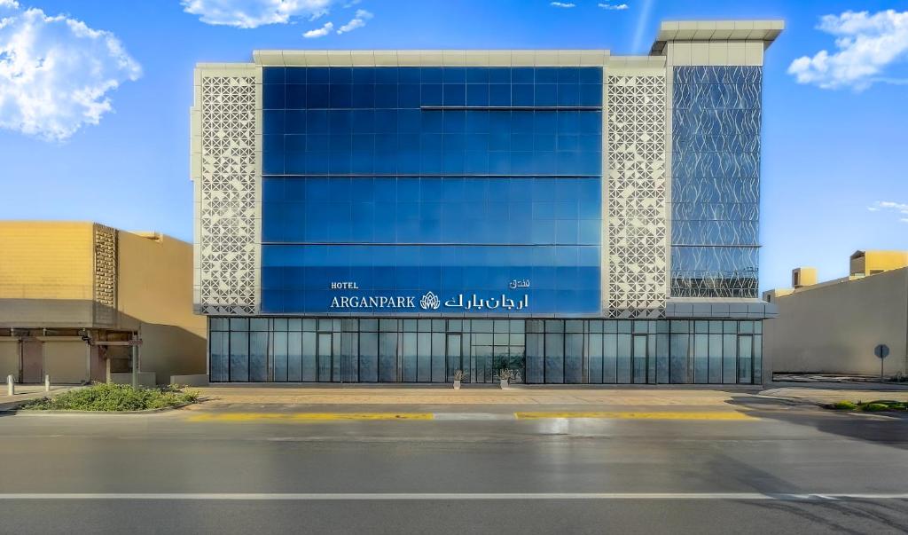 um edifício com um sinal na lateral em فندق ارجان بارك العزيزية Arjan Park Hotel em Riade