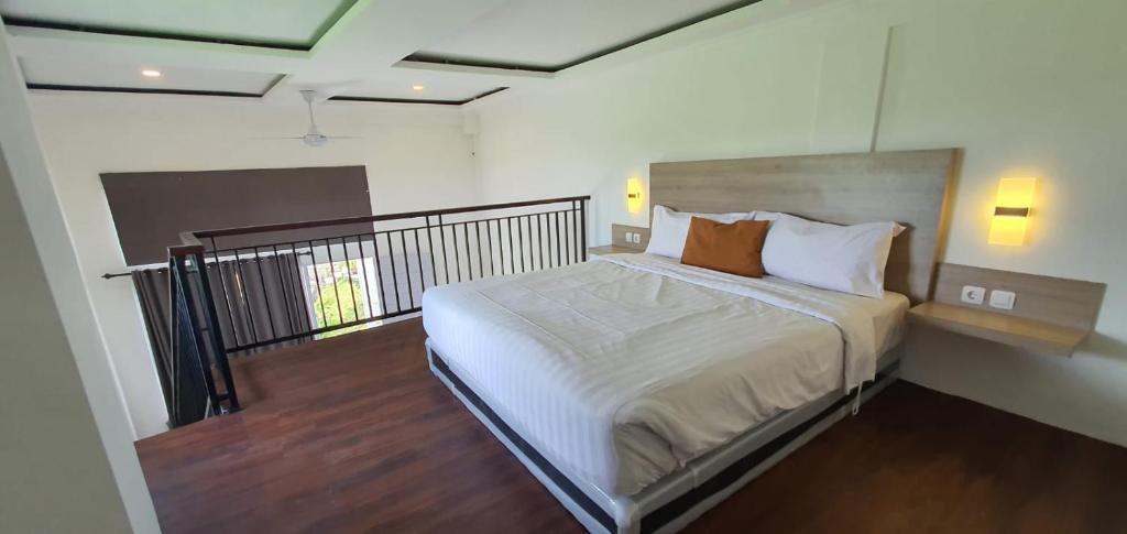 Postel nebo postele na pokoji v ubytování Nipuri Resort and Villas Seminyak by Kamara