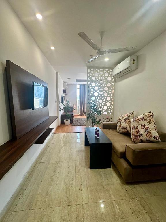 TV a/nebo společenská místnost v ubytování Flamingo Hotel Sector 67 I Studio Rooms I Gurgaon