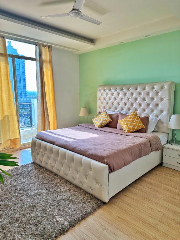 Postel nebo postele na pokoji v ubytování Flamingo Hotel Sector 67 I Studio Rooms I Gurgaon