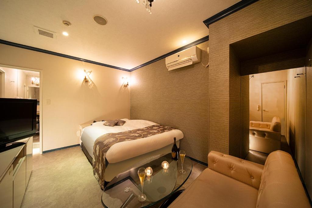 Postel nebo postele na pokoji v ubytování リベラル 神戸三宮男塾ホテルグループ