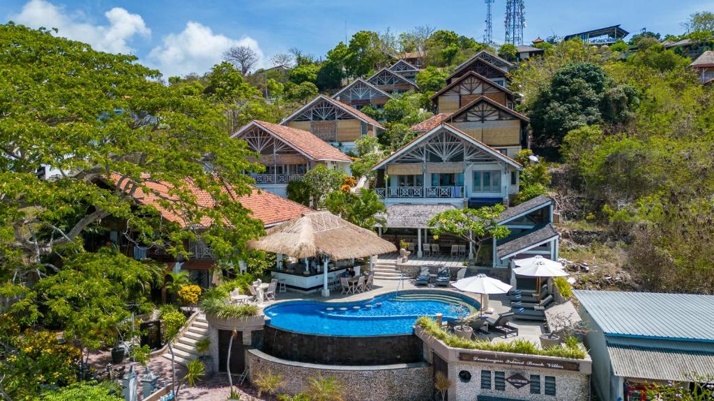 eine Luftansicht eines Hauses mit Pool in der Unterkunft Lembongan Island Beach Villas in Nusa Lembongan