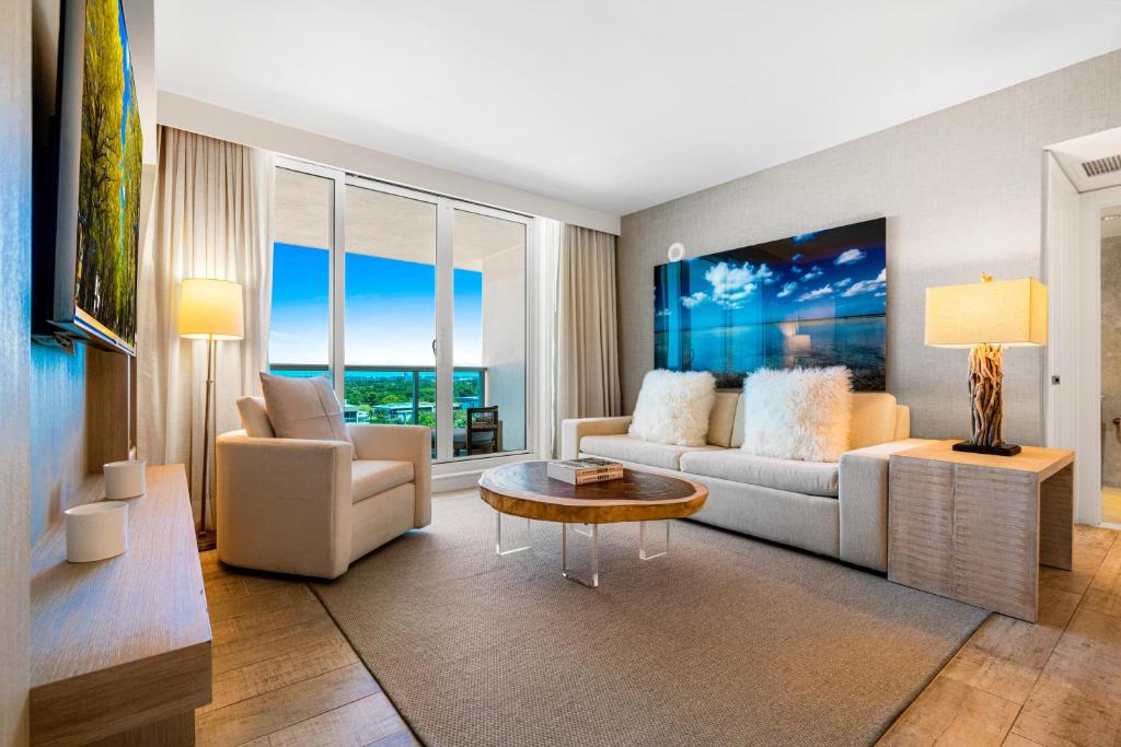 - un salon avec un canapé et une table dans l'établissement Luxurious Private Condo at 1 Hotel & Homes -1045, à Miami Beach