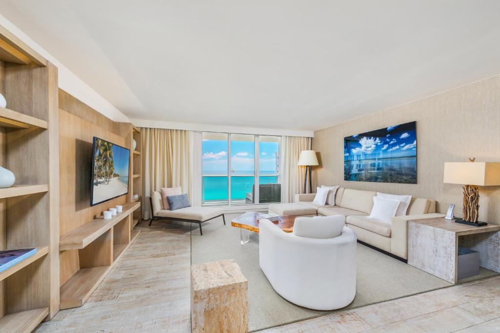 salon z białą kanapą i stołem w obiekcie Oceanview Private Condo at 1 Hotel & Homes -1544 w Miami Beach