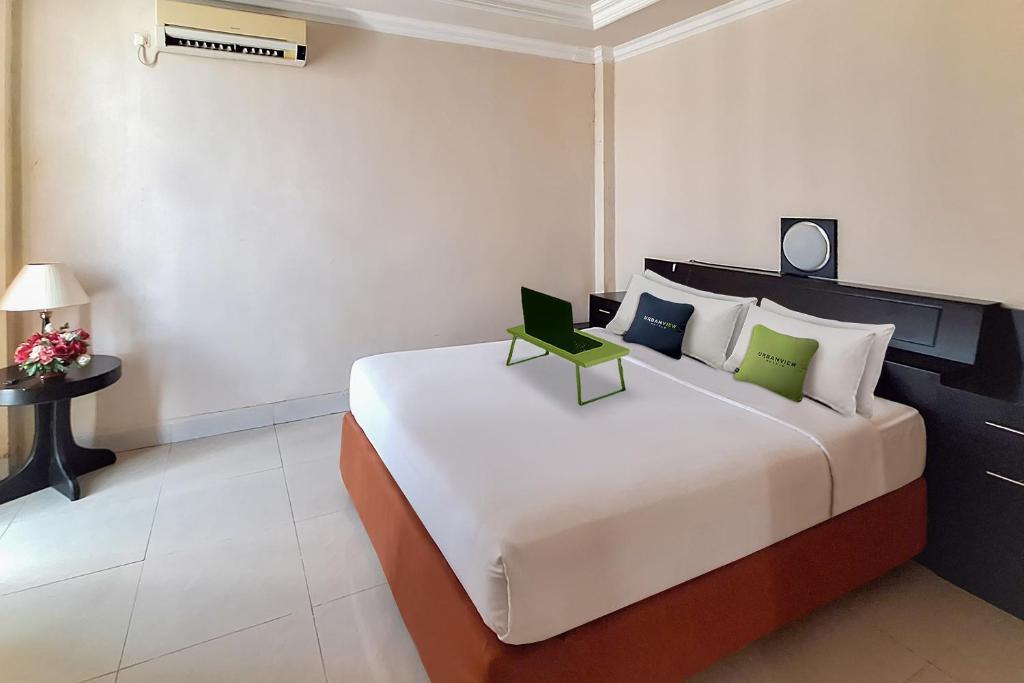 Un pat sau paturi într-o cameră la Urbanview Hotel Surya Kahayan Palangkaraya by RedDoorz
