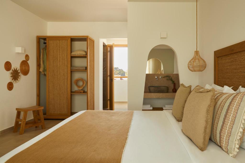 Postel nebo postele na pokoji v ubytování Absolute Kiotari Resort