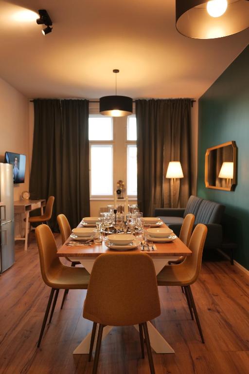 uma sala de jantar com mesa e cadeiras em Royal Square View Residence em Praga