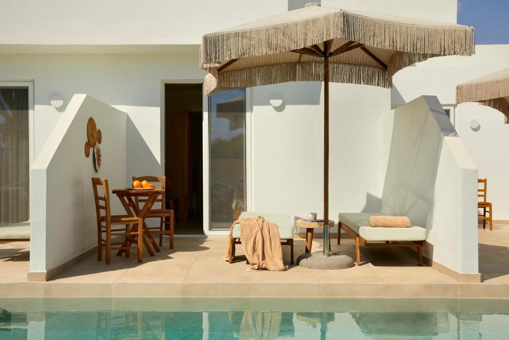 Bazén v ubytování Absolute Kiotari Resort nebo v jeho okolí