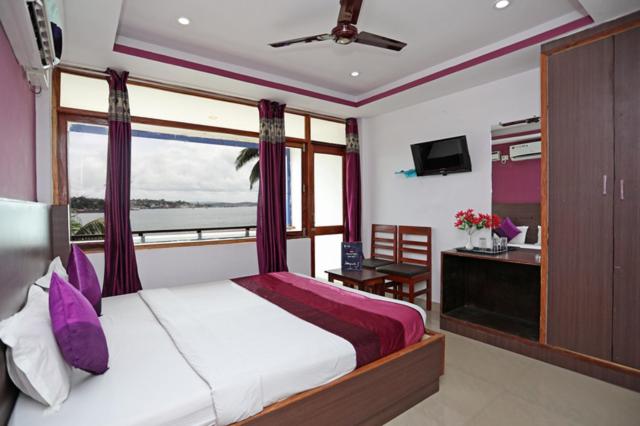 een slaapkamer met een groot bed en een raam bij JAZEERA RESORT in Port Blair