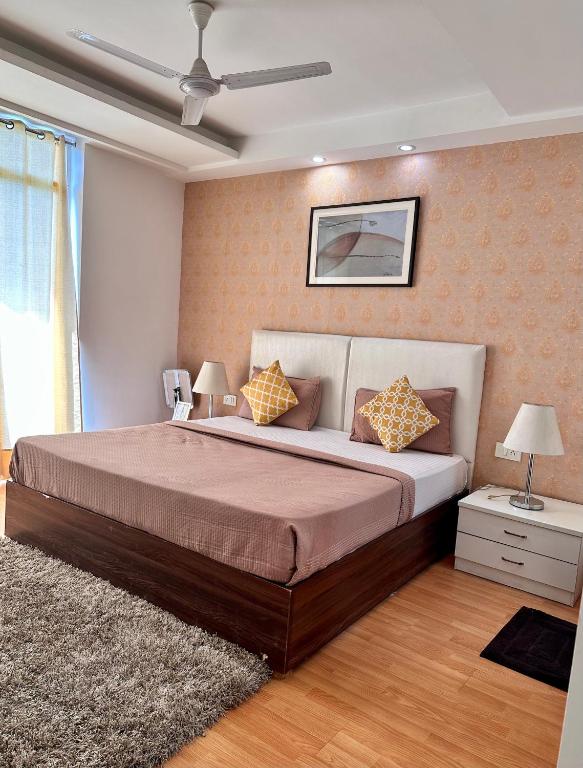 Postel nebo postele na pokoji v ubytování Flock Hotel I Golf Course Road Near Dlf Phase 1 Metro station I Gurugram