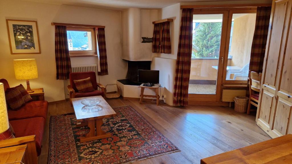 sala de estar con sofá y mesa en Chesa Bellaval, Haus Rizza 1 1 2-Zimmerwohnung, en Silvaplana