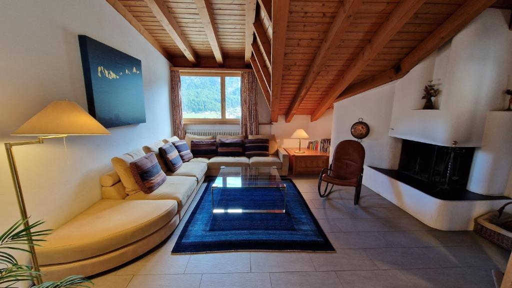 シルヴァプラーナにあるChesa Bellaval, Haus Rizza 3 1 2 Zimmerwohnungのソファと暖炉のあるリビングルーム