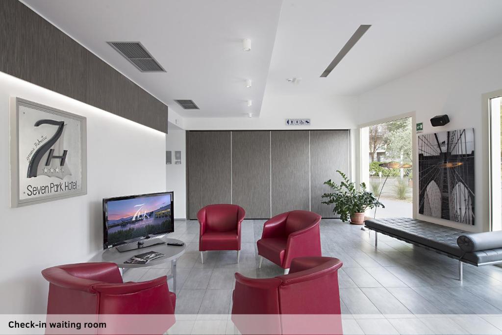 Een TV en/of entertainmentcenter bij Seven Park Hotel Lake Como - Adults Only
