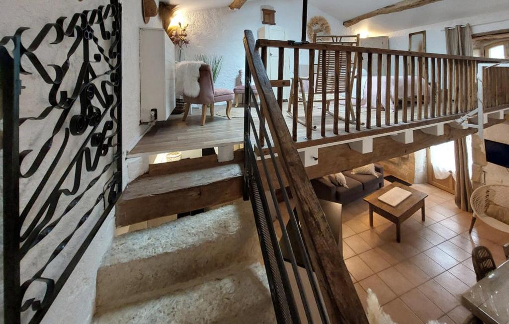 une vue aérienne d'un escalier dans une maison dans l'établissement Gîte La baragane, à Taillant