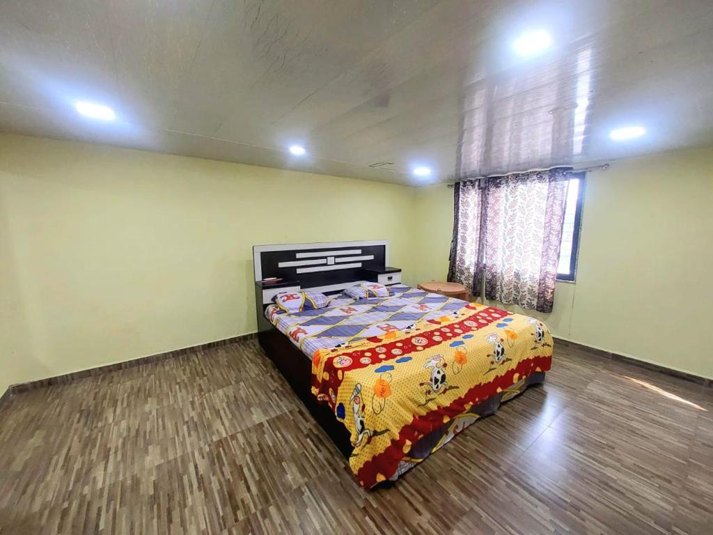 Een bed of bedden in een kamer bij Namaste Nirvana Shanti Villa