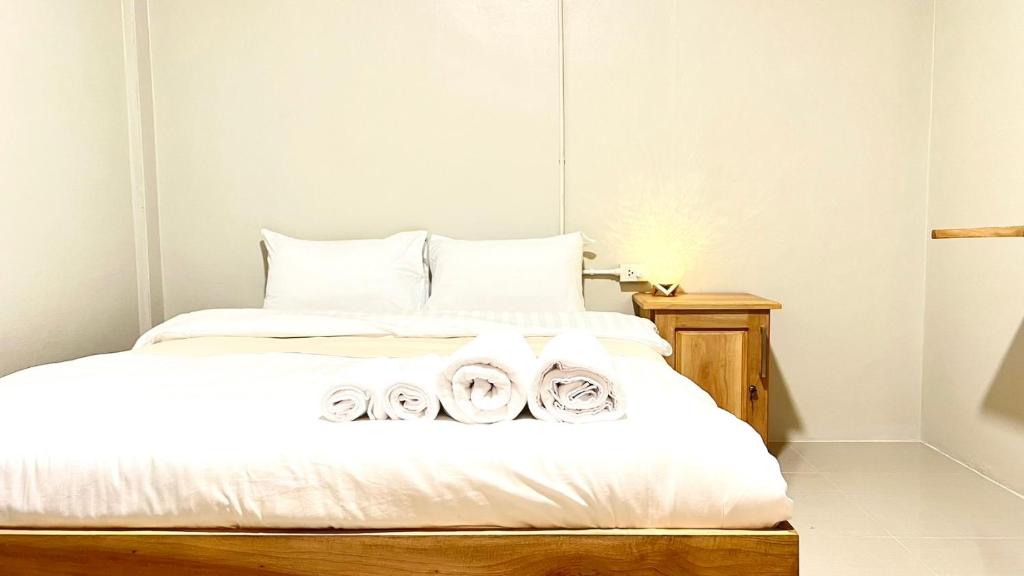 Postel nebo postele na pokoji v ubytování Muji Hotel KrabI
