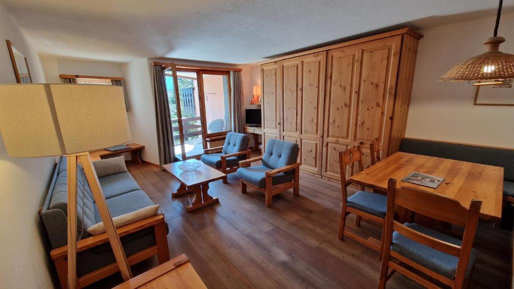 Χώρος καθιστικού στο Chesa Bellaval, Haus la Vuolp 2,5 - Zimmerwohnung