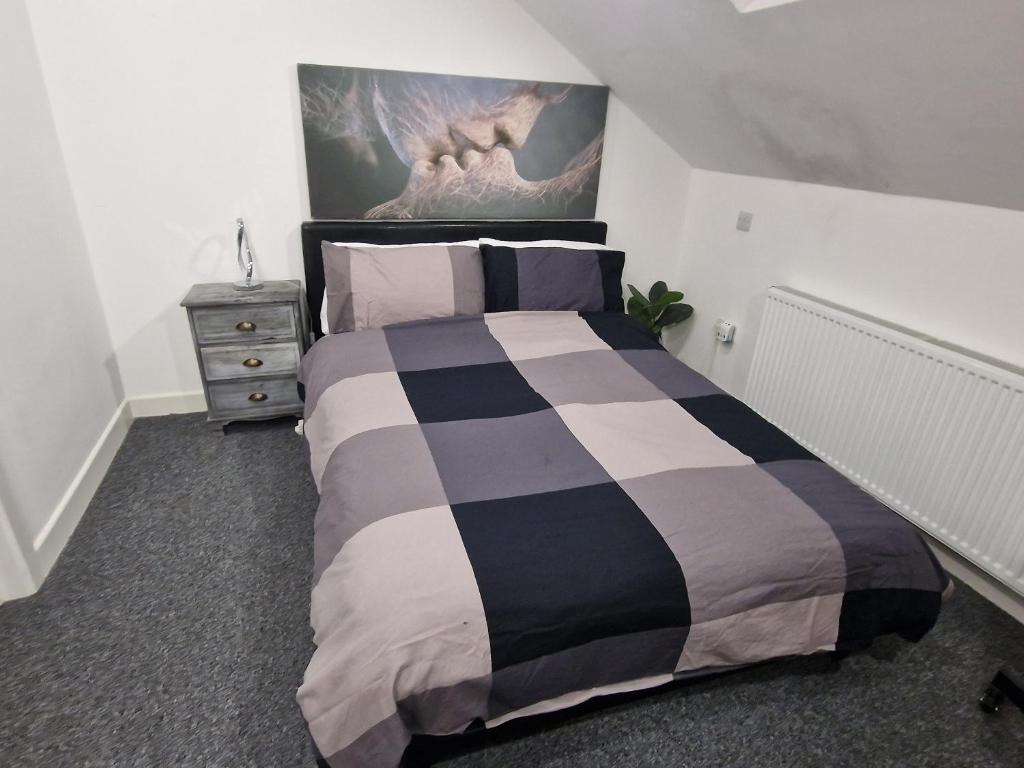 1 dormitorio con 1 cama y una pintura en la pared en Confystay en Londres