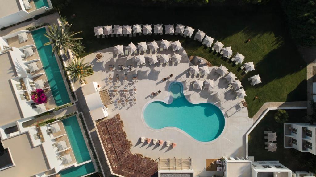 einen Luftblick auf einen Pool in einem Resort in der Unterkunft Absolute Kiotari Resort in Asklipiḯon