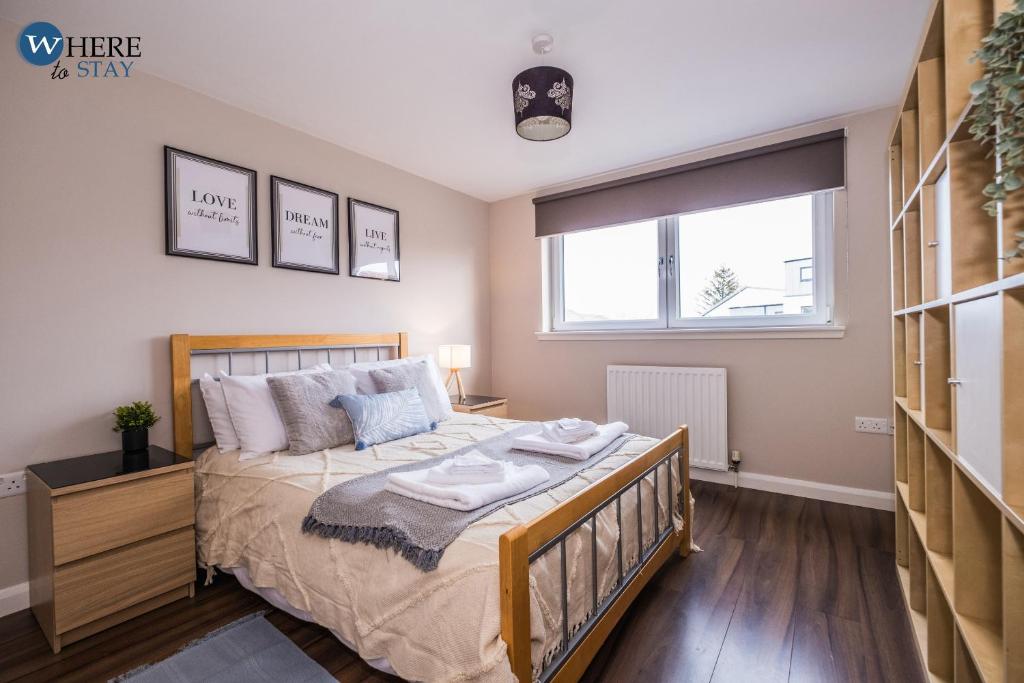 - une chambre avec un lit et une fenêtre dans l'établissement Stylish 3 Bed Apartment Aberdeen, à Aberdeen