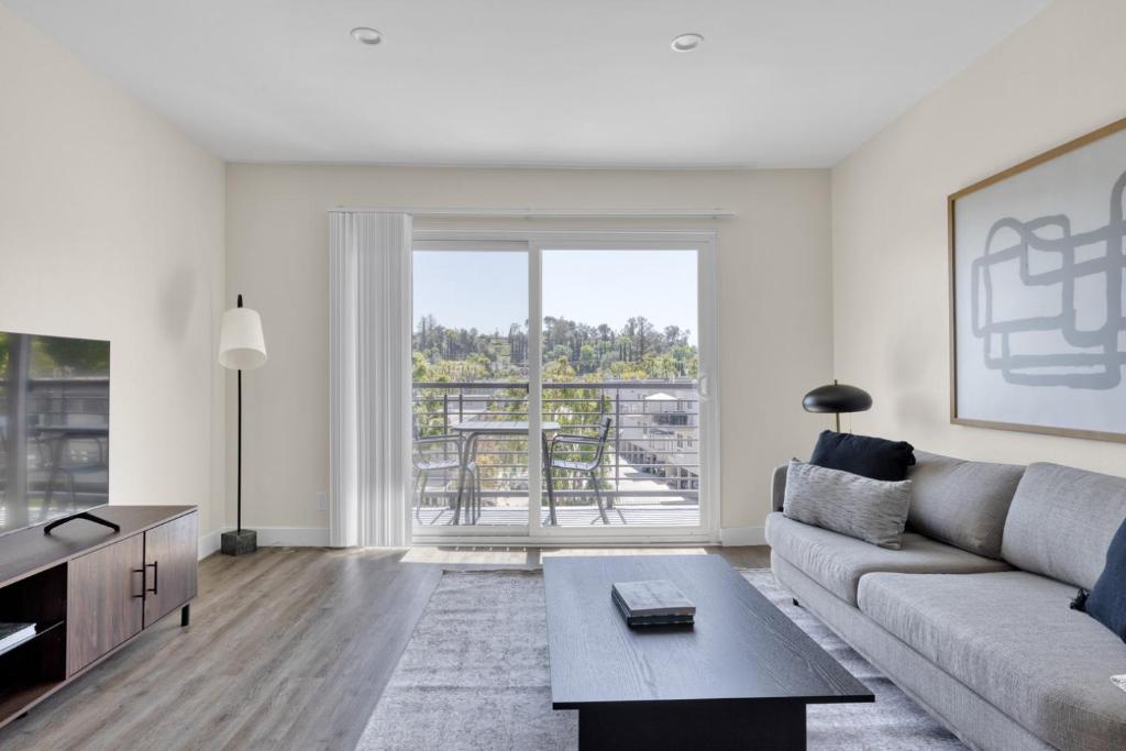 Istumisnurk majutusasutuses Woodland Hills 2BR w Pool Gym nr Warner Center LAX-698