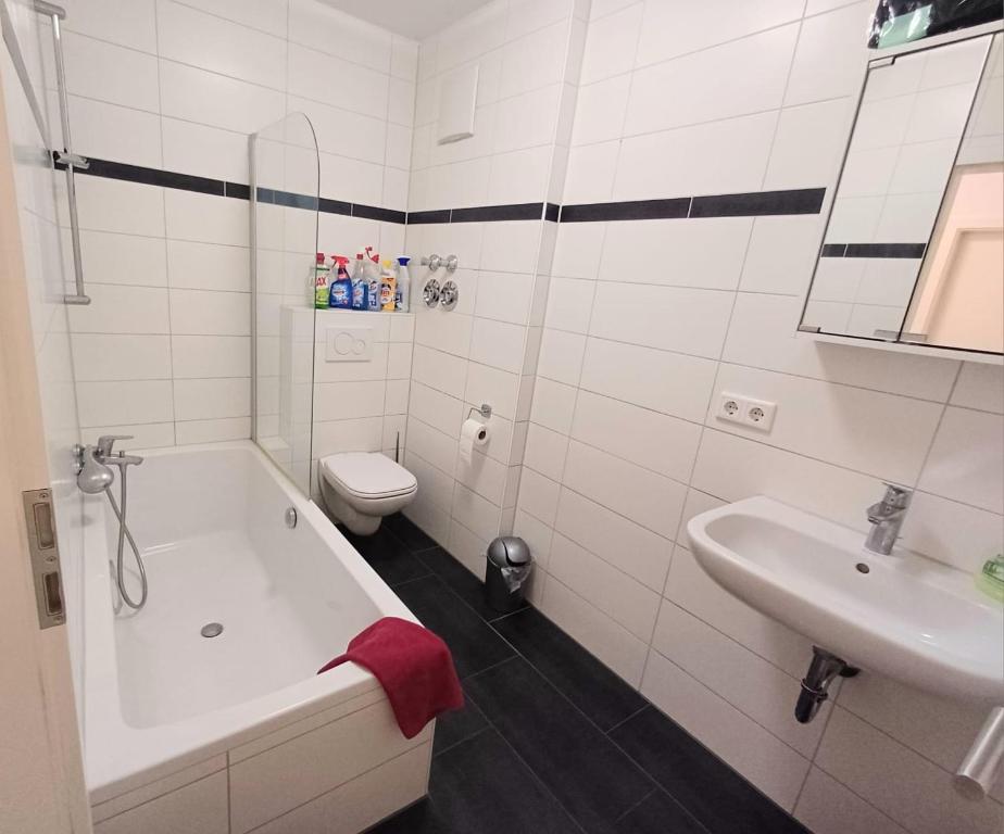 a bathroom with a tub and a toilet and a sink at Apartment/Wohnung direkt in Aschaffenburg in Aschaffenburg