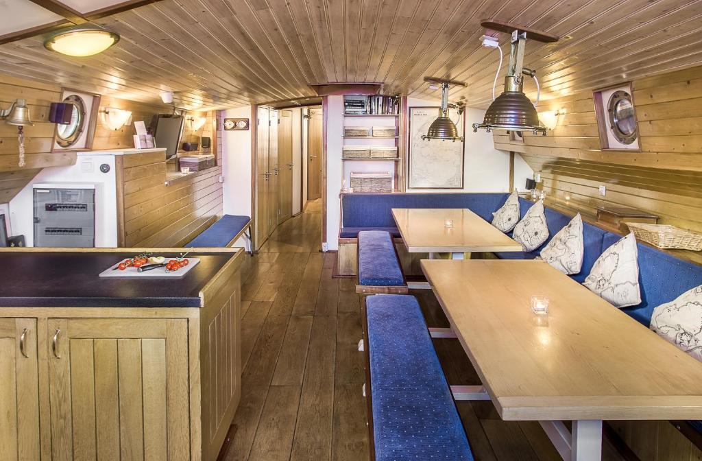 een keuken en een eethoek van een tiny house bij De Onderneming in Zwartsluis