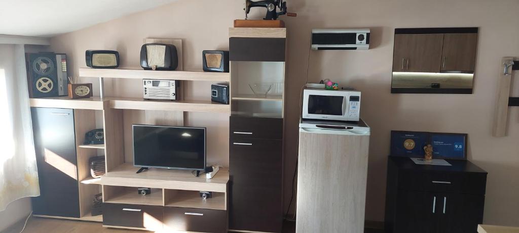 sala de estar con TV y microondas en ГАЙДА, en Smolyan