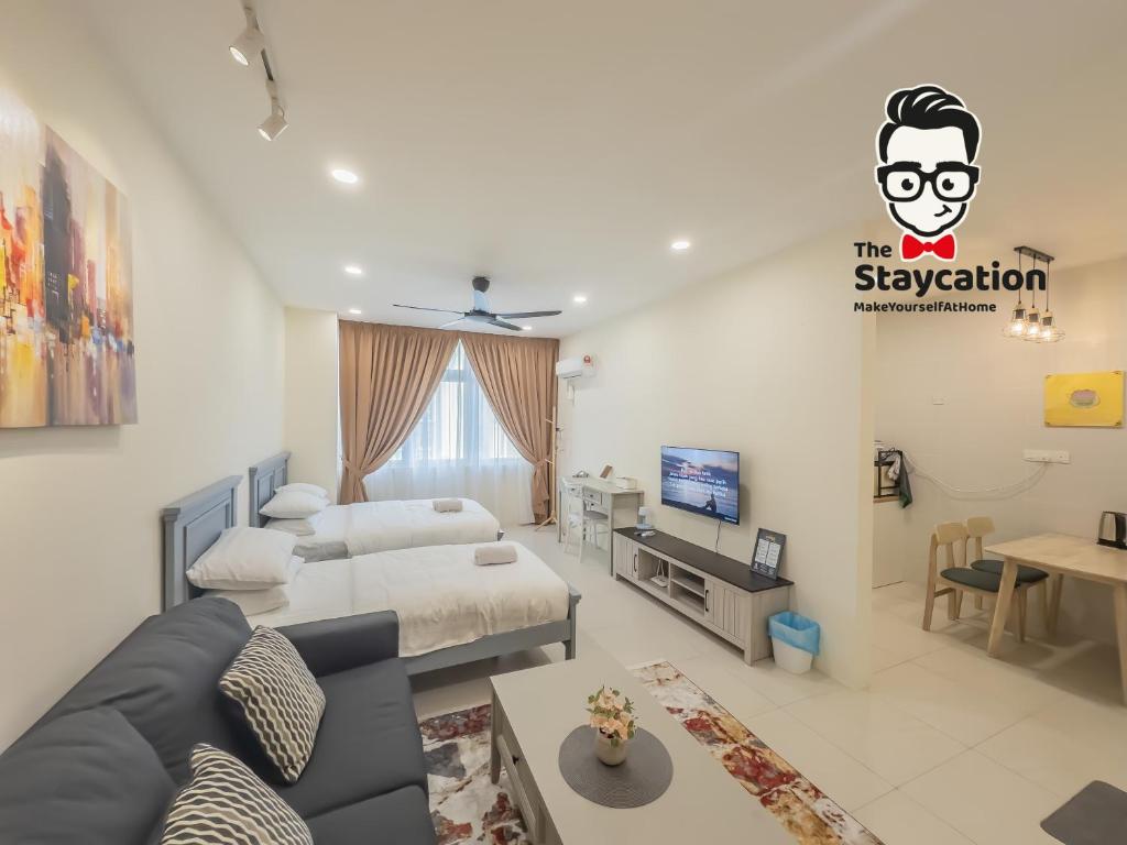 ein Wohnzimmer mit einem Bett und einem Sofa in der Unterkunft Staycation Homestay 34 Kuching Riverine Petanak Resort in Kuching