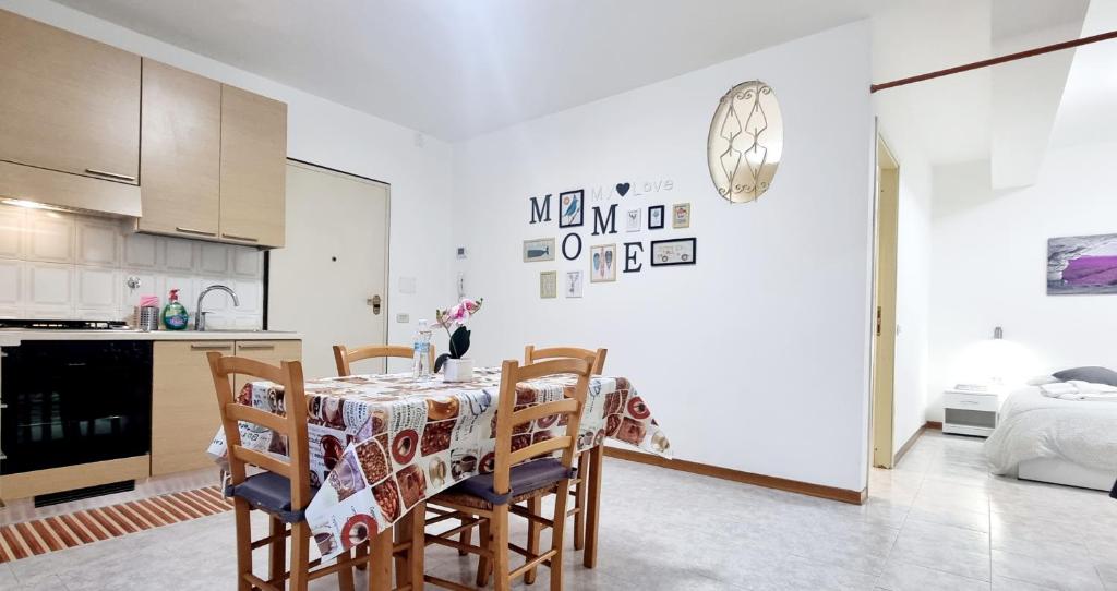 Una cocina y un comedor con mesa y sillas. en GUEST HOLIDAY BETTOLA, en Reggio Emilia