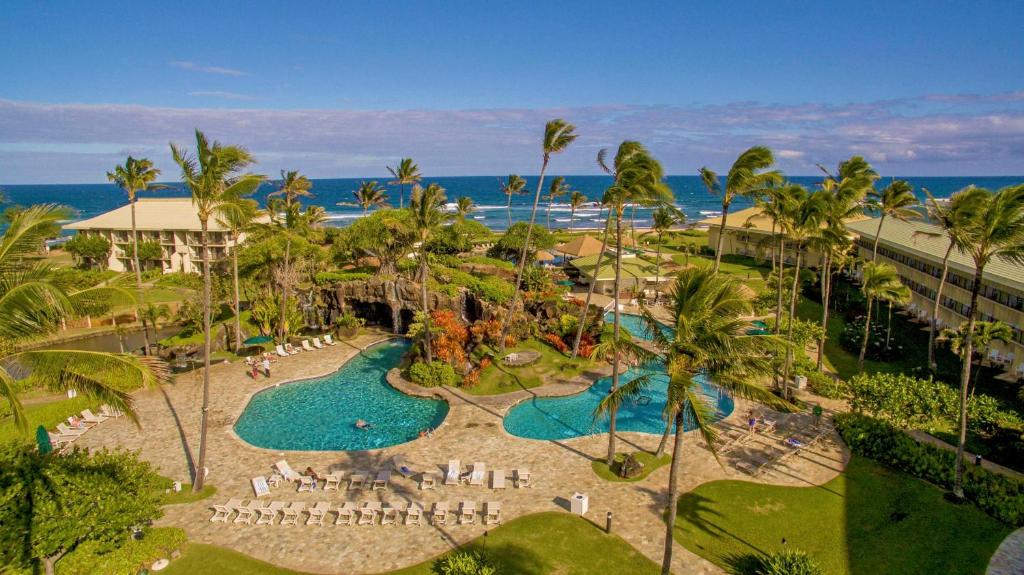 OUTRIGGER Kaua'i Beach Resort & Spa في ليهو: اطلالة جوية على منتجع مع مسبح