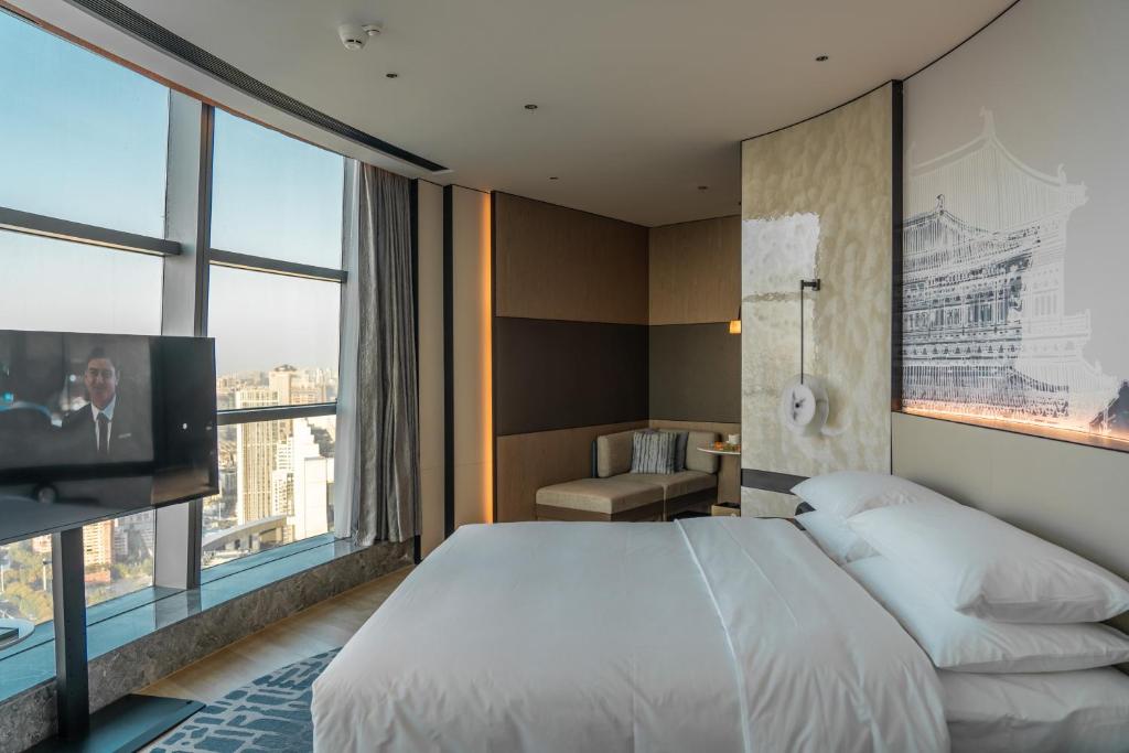 Postel nebo postele na pokoji v ubytování Wuhan Marriott Hotel Wuchang