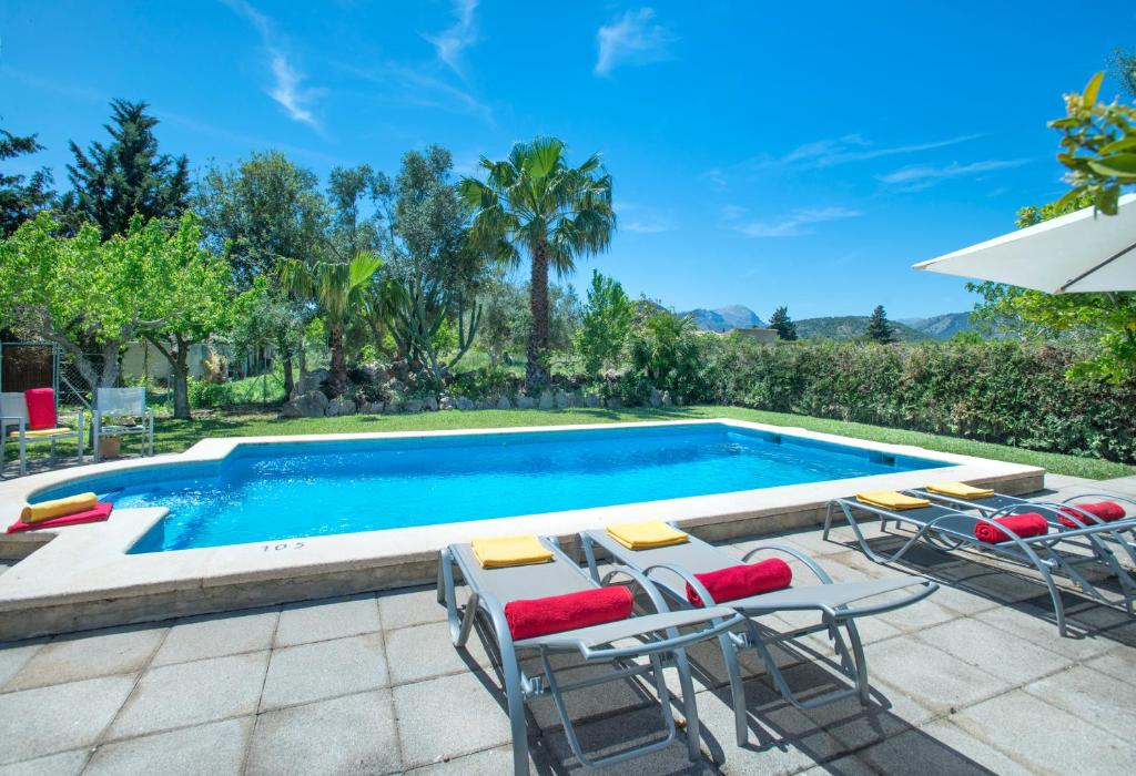 - une piscine avec un bouquet de chaises et un parasol dans l'établissement Owl Booking Villa Llenaire Petit - 3 Min Drive to the Beach, à El Port
