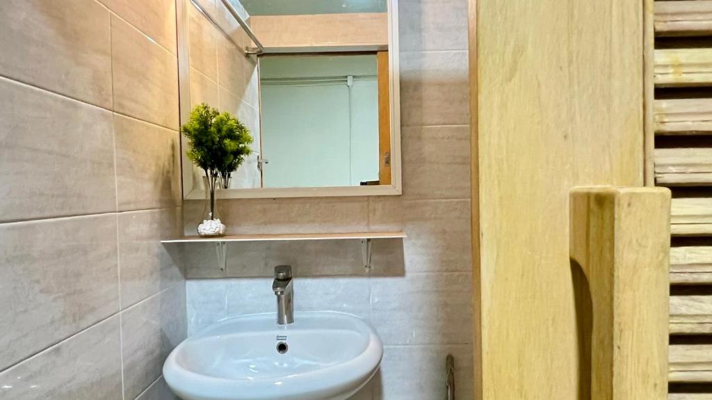 Koupelna v ubytování Muji Hotel KrabI