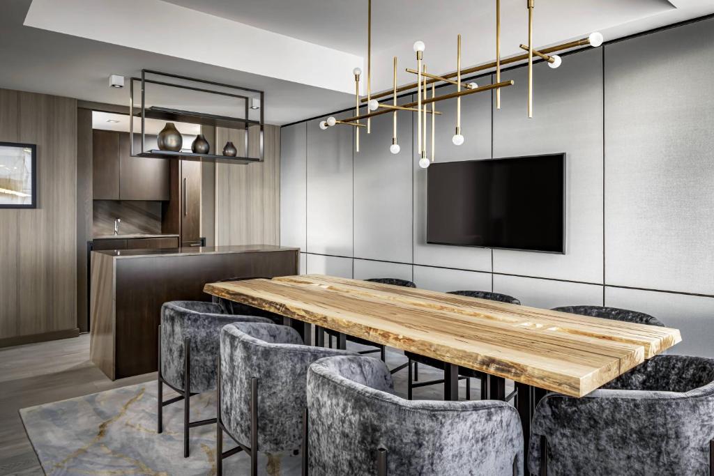 JW Marriott Edmonton ICE District - Resim 20