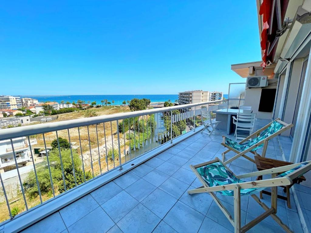 a balcony with a view of the ocean at Le Chaville in Cagnes-sur-Mer