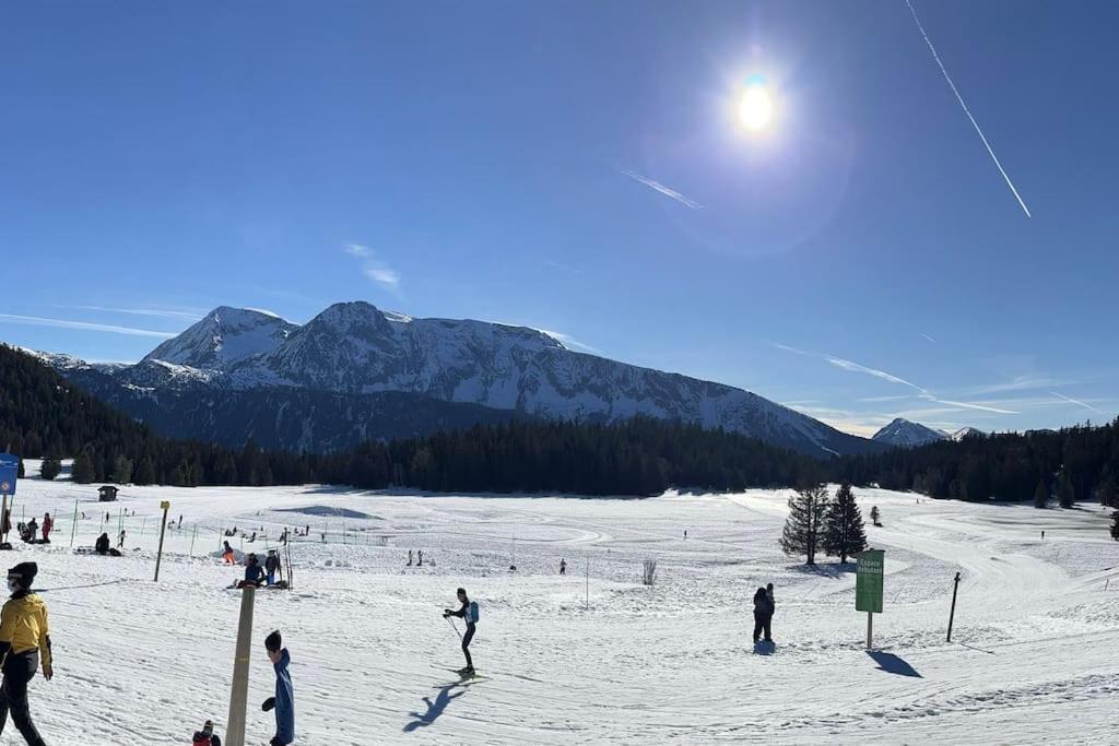 Photo de la galerie de l'établissement Chamrousse, pied d'une piste, terrasse vue sapins, à Chamrousse