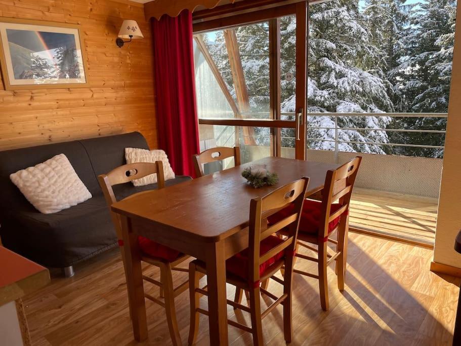 Photo de la galerie de l'établissement Chamrousse, pied d'une piste, terrasse vue sapins, à Chamrousse