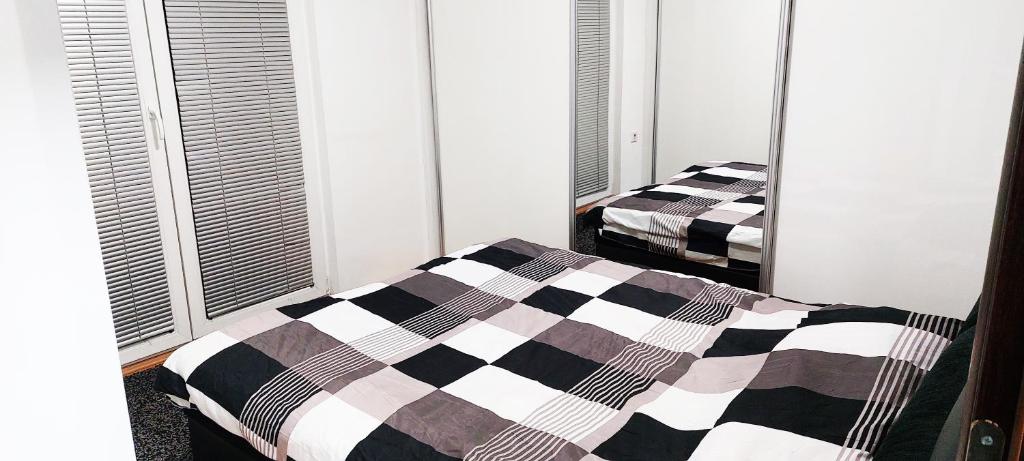 - une chambre avec 2 lits et 2 miroirs dans l'établissement Bitola No. 1 Apartment, à Bitola