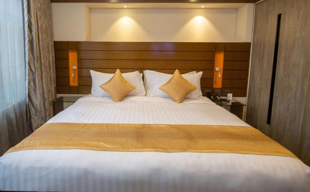 Ένα ή περισσότερα κρεβάτια σε δωμάτιο στο Hotel X Rajshahi