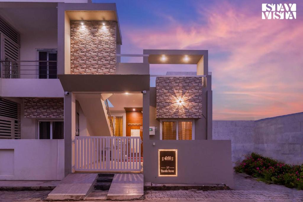 una representación de una casa con puesta de sol en StayVista's Villa Orchid - 8 min away from Mahakaleshwar, en Ujjain