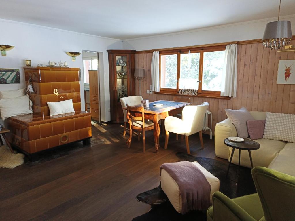 ein Wohnzimmer mit einem Sofa und einem Tisch in der Unterkunft Chalet M in Davos