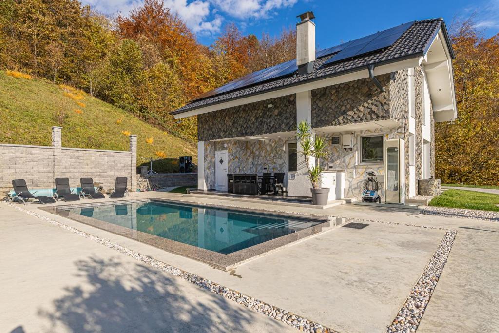 une maison avec une piscine en face d'une maison dans l'établissement Wellness Resort Trebnje - Happy Rentals, à Trebnje