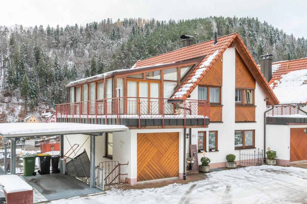 uma casa na neve com uma garagem em Schwarzwalduhren Nescht Triberg em Triberg