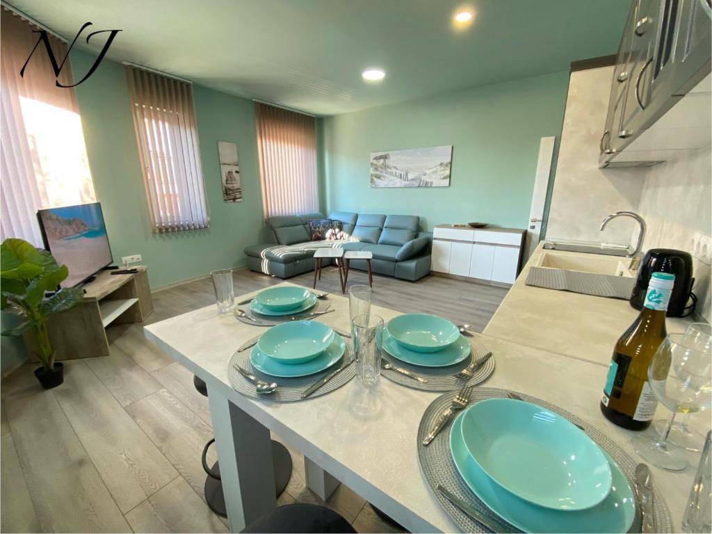 una sala de estar con una mesa con platos. en NJ Luxury rooms and suites, en Varna
