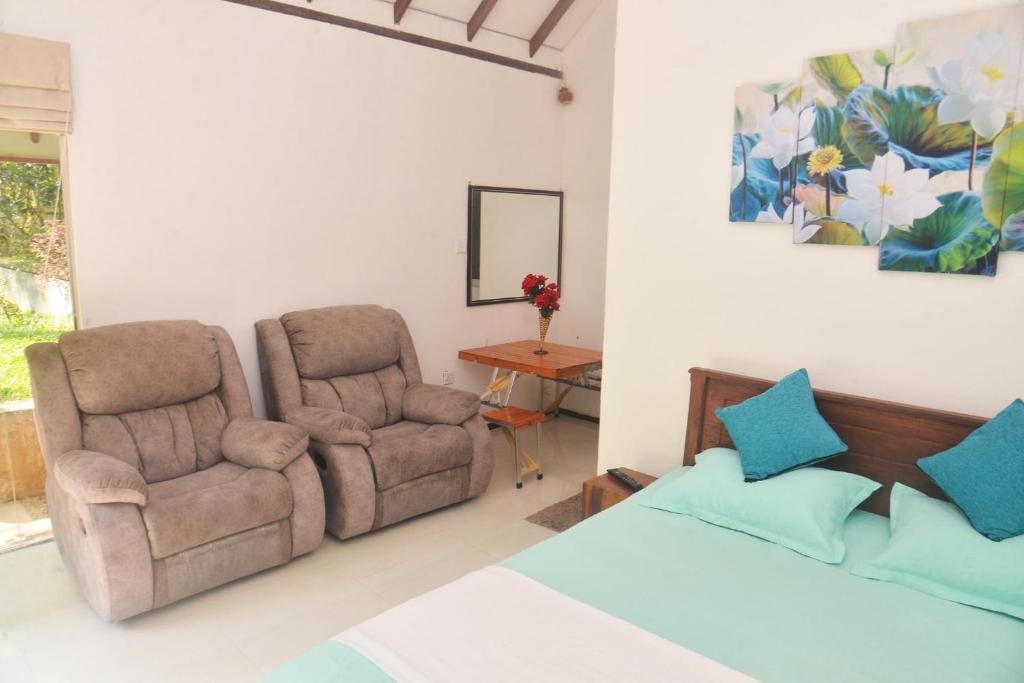 2 sillas y 1 cama en una habitación en Arcadea Eco Lodge, 