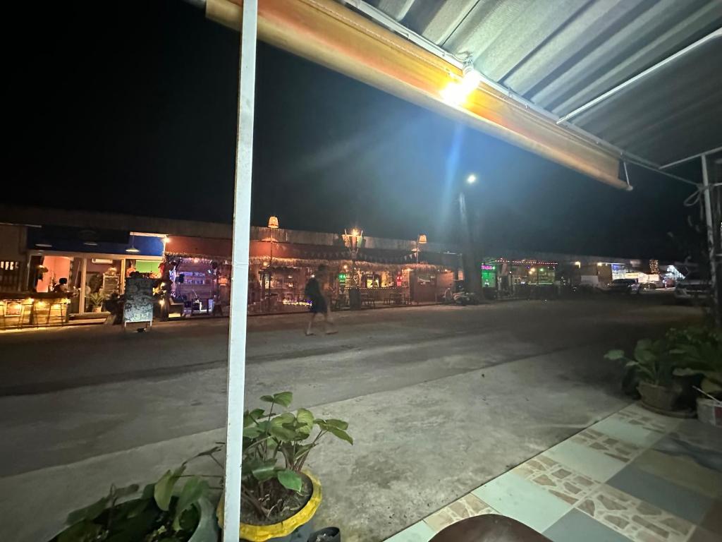 Fotografie z fotogalerie ubytování Lonely beach complex titanic hotel in beach shopping street markets ในศูนการค้าติดทะเล v destinaci Khlaung Phai Bae