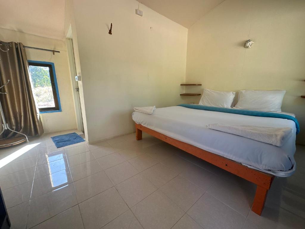 Postel nebo postele na pokoji v ubytování Lonely beach complex titanic hotel in beach shopping street markets ในศูนการค้าติดทะเล