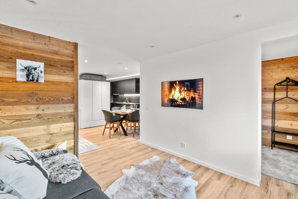 a living room with a couch and a fireplace at Magnifique appartement rénové in Saas-Fee